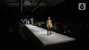 Model membawakan busana kain rancangan karya LIA AFIF fashion desainer berkolaborasi dengan Pemkab Kutai Timur pada Indonesia Fashion Week 2022 di Jakarta Convention Center, Rabu (13/4/2022). Perhelatan Indonesia Fashion Week kembali digelar mulai 13-17 April 2022. (Liputan6.com/JohanTallo)