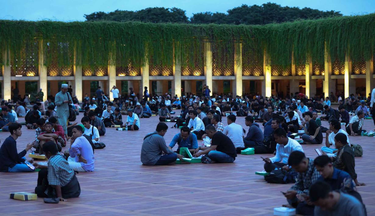 Hal ini sejalan dengan semangat inklusivitas dan toleransi yang terus dijunjung tinggi oleh Masjid Istiqlal. Tampak dalam foto, umat muslim menikmati makanan berbuka puasa pada hari pertama Ramadan 1447 Hijriah di Masjid Istiqlal, Jakarta, Selasa (19/2/2026). (Kapanlagi.com/Budy Santoso)