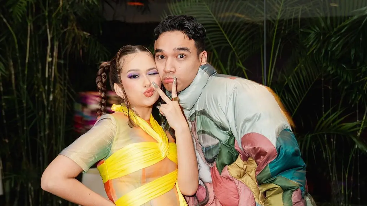 Fadly Faisal beri dukungan Rebecca Klopper di gala premiere Virgo and the Sparklings (Foto:@snap.fuel via Instagram fadlyfsl_)