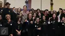 Ketua Badan Ekonomi Kreatif, Triawan Munaf berfoto bersama dengan pengurus PARFI 56 pada acara pengukuhan dan pelantikan pengurus besar PARFI 56 Jakarta, Senin (24/10). (Liputan6.com/Herman Zakharia)