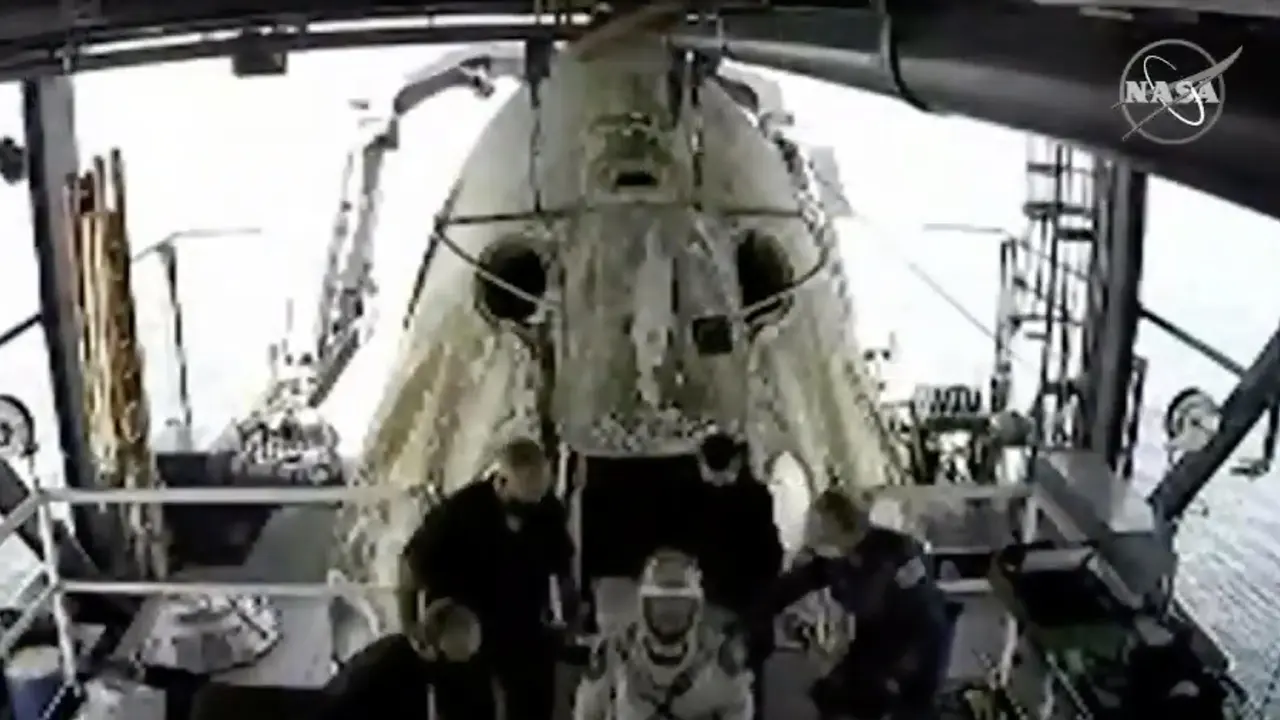 Melihat Crew Dragon SpaceX Mendarat di Lepas Pantai Florida
