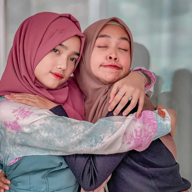 6 Potret Fuji Adik Bibi Ardiansyah Bareng Ria Ricis, Penampilan Hijabnya Tuai Pujian
