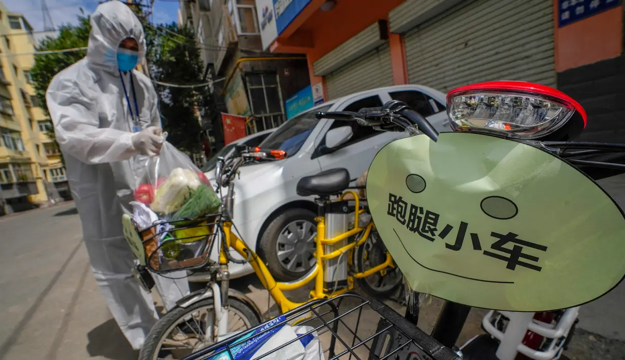 Perangkat masyarakat mengantarkan barang kebutuhan sehari-hari di permukiman Xihebaqianjie di Urumqi, Daerah Otonom Uighur Xinjiang, China pada 3 Agustus 2020. Mereka mengantarkan barang kebutuhan sehari-hari serta obat-obatan bagi warga di tengah langkah pencegahan COVID-19. (Xinhua/Zhao Ge)