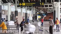 Suasana area Terminal 1 Bandara Soekarno-Hatta, Tangerang, Banten, Jumat (1/4). Per 1 April 2022, PT Angkasa Pura II (Persero) mengaktifkan kembali Terminal 1 Bandara Soekarno Hatta untuk melayani keberangkatan dan kedatangan penumpang pesawat rute domestik. (Liputan6.com/Angga Yuniar)