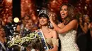 <p>Perempuan 20 tahun tersebut mengalahkan 30 kontestan lainnya. Miss Prancis sebelumnya, Indira Ampiot memberikan mahkota kepada Gilles yang mengenakan ball gown keemasannya. [@simacouture_paris]</p>