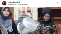 Tangkapan layar video video aksi emak-emak menggunakan peralatan dapur sebagai alat musik pukul yang dibagikan Gubernur Jabar Ridwan Kamil. (Foto: Instagram @ridwankamil)