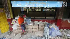 Pekerja menyelesaikan pengerjaan rehabilitasi SDN Cawang 04 di Jakarta, Kamis (23/11). Kepala Dinas Pendidikan DKI Jakarta Sopan Adrianto mengatakan ada 119 sekolah yang direhabilitasi berat. (Liputan6.com/Immanuel Antonius)