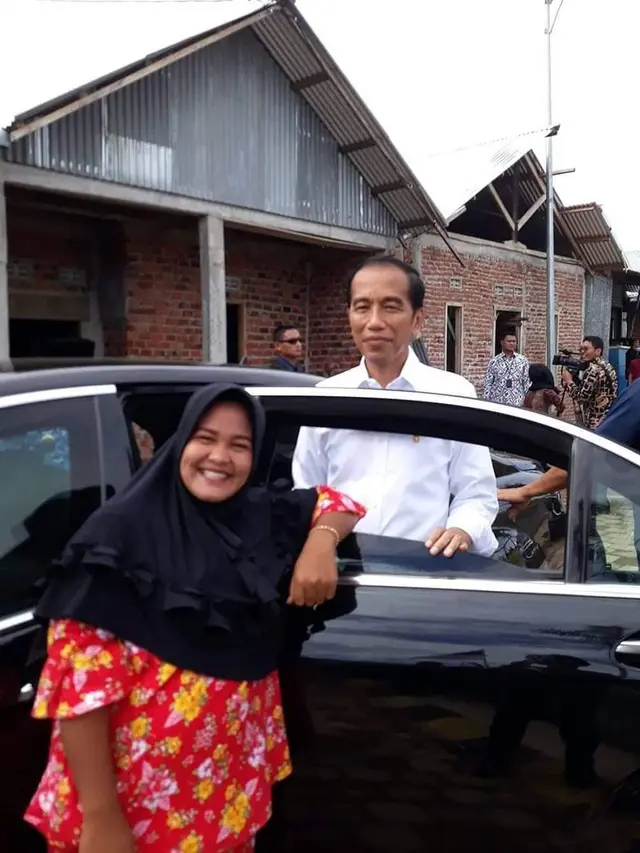 ibu-ibu foto depan mobil Jokowi (foto: twitter/@airin_NZ)