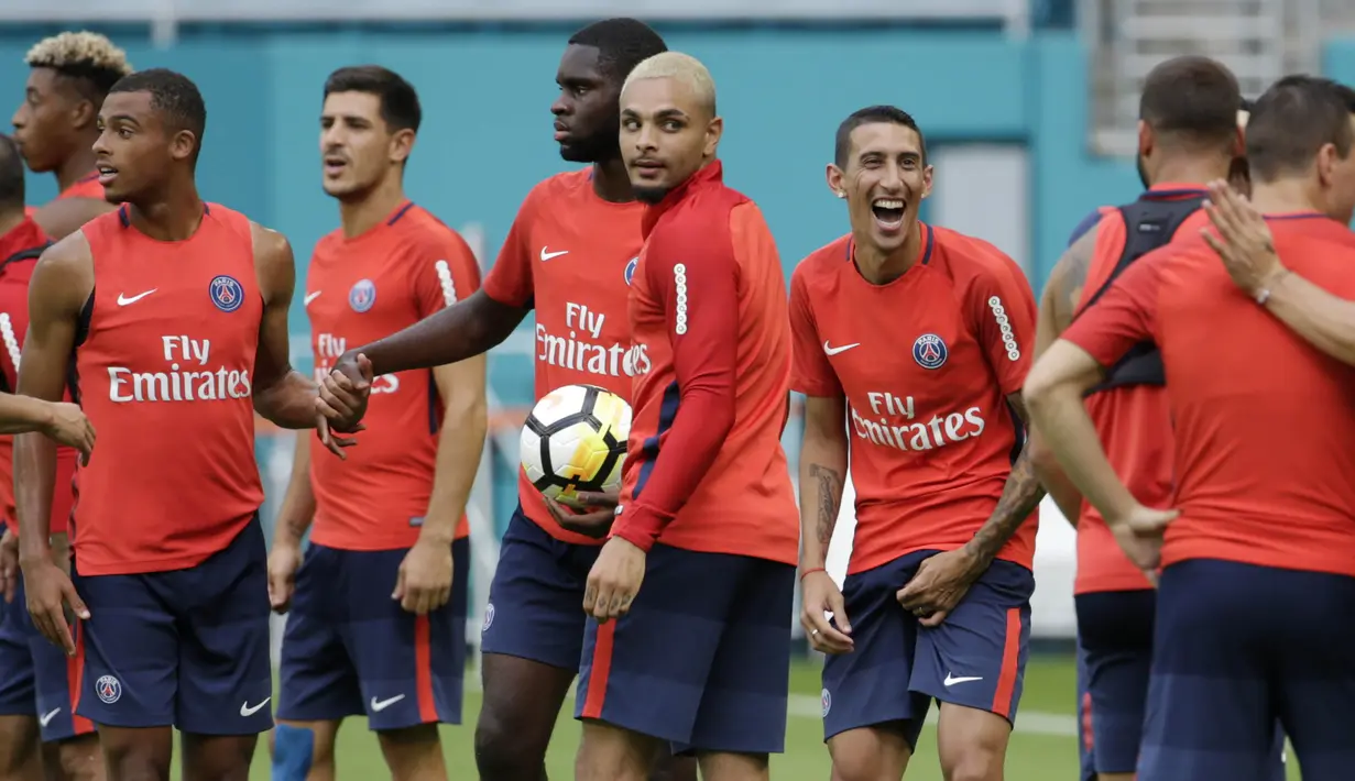 Gelandang Paris Saint-Germain, Angel Di Maria, tertawa saat mengikuti latihan di Miami, Selasa (25/7/2017). Paris Saint-Germain akan menghadapi Juventus pada laga turnamen pramusim bertajuk International Champions Cup 2017 di AS. (AP/Lynne Sladky)
