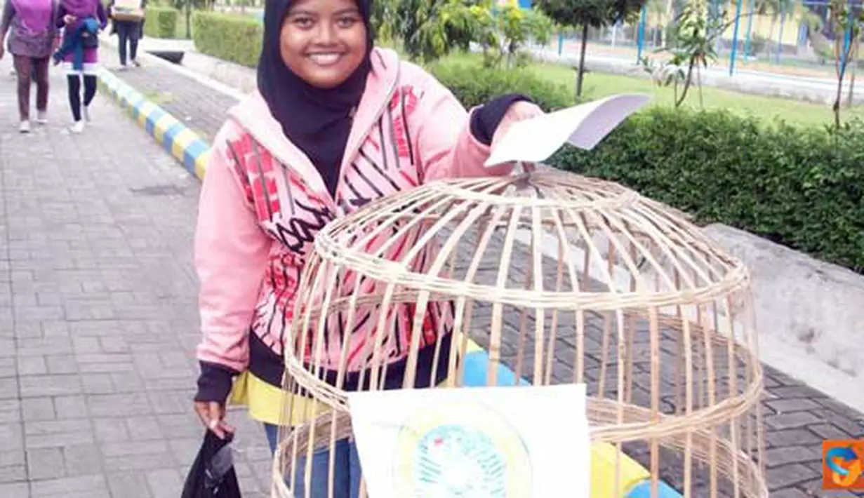 Citizen6, Surabaya: Seorang mahasiswi Unair juga membawa kandang ayam selain spanduk untuk mendukung aksi demo. (Pengirim: Ziadatur Rohmah, kelompok 16) 