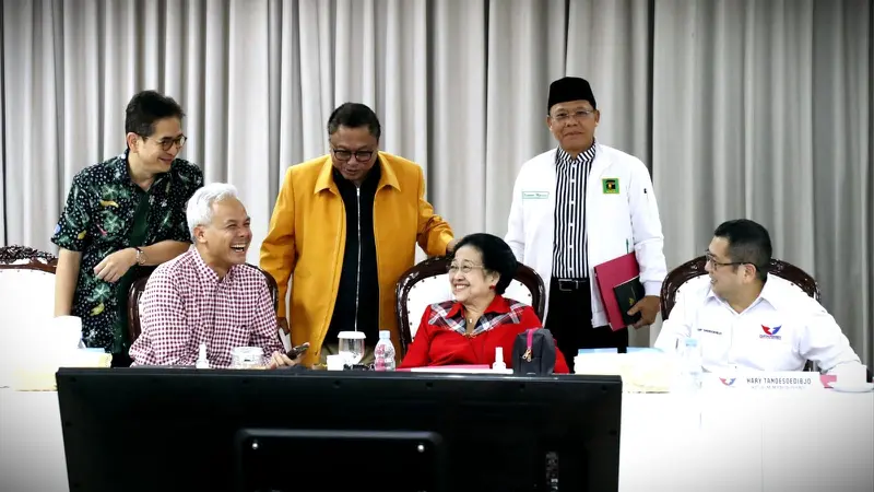 Bakal Calon Presiden Ganjar Pranowo bersama Ketum PDIP Megawati Soekarnoputri, Ketum PPP Mardiono, Ketum Hanura Oesman Sapta Odang, Ketua Umum Partai Perindo Harry Tanoesudibjo, dan Ketua TPNGP Arsjad Rasjid.