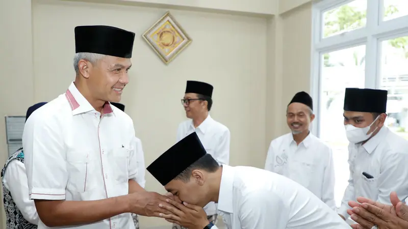 Gubernur Jawa Tengah (Jateng) Ganjar Pranowo mengunjungi Basecamp Kafilah dari Jateng untuk kompetisi Musabaqoh Tilawatil Qur'an (MTQ) Nasional 2022