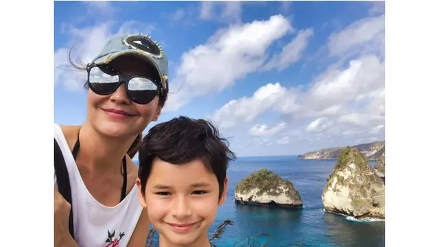 Menjadi seorang ibu tunggal, Tamara kerap mengajak sang buah hati untuk berlibur menikmati keindahan alam.