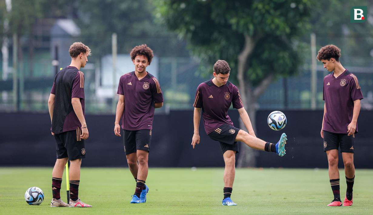 <p>Robert Ramsak (tengah kanan) melakukan juggling bersama sejumlah pemain Timnas Jerman U-17 saat latihan resmi menjelang laga perempat final Piala Dunia U-17 2023 melawan Timnas Spanyol U-17 yang berlangsung di Stadion Madya, Senayan, Jakarta, Kamis (23/11/2023). (Bola.com/Bagaskara Lazuardi)</p>