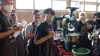 Anak muda sedang melakukan pengembangan kopi. (Foto: Istimewa)