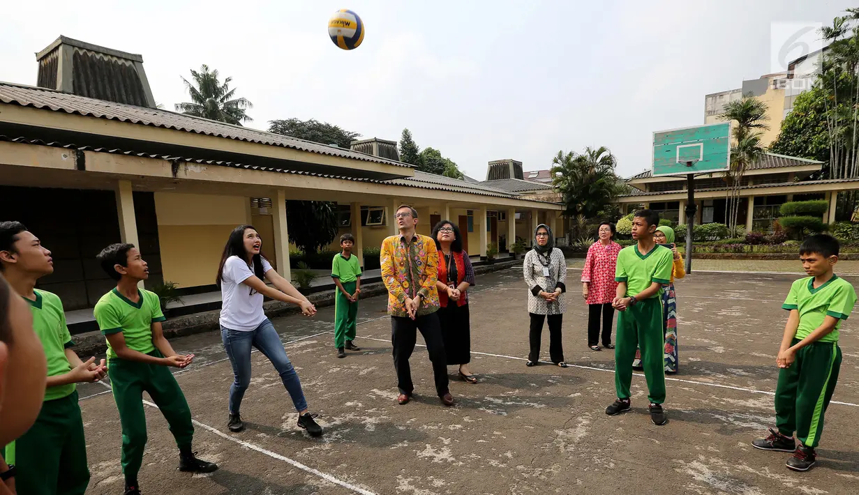 Atlet nasional Pungky Afreicia menerima bola voli dari anak-anak berkebutuhan khusus di Yayasan Santi Rama, Jakarta, Rabu (18/4). Permainan bola voli bertujuan untuk meningkatkan percaya diri.  (Liputan6.com/Fery Pradolo)