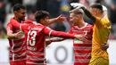 FC Augsburg. Hingga pekan ke-15 Liga Jerman 2022/2023, Bayern Munchen masih memimpin klasemen dengan 34 poin, hasil dari 10 kali menang, 4 kali imbang dan 1 kali kalah. Satu-satunya kekalahan Die Roten diderita dari FC Augsburg yang kini menghuni posisi ke-14 pada pekan ke-7 (17/9/2022). Saat itu FC Augsburg yang bertindak sebagai tuan rumah sukses mengalahkan Manuel Neuer dkk dengan skor 1-0 lewat satu-satunya gol Mergim Berisha. (AFP/Christof Stache)