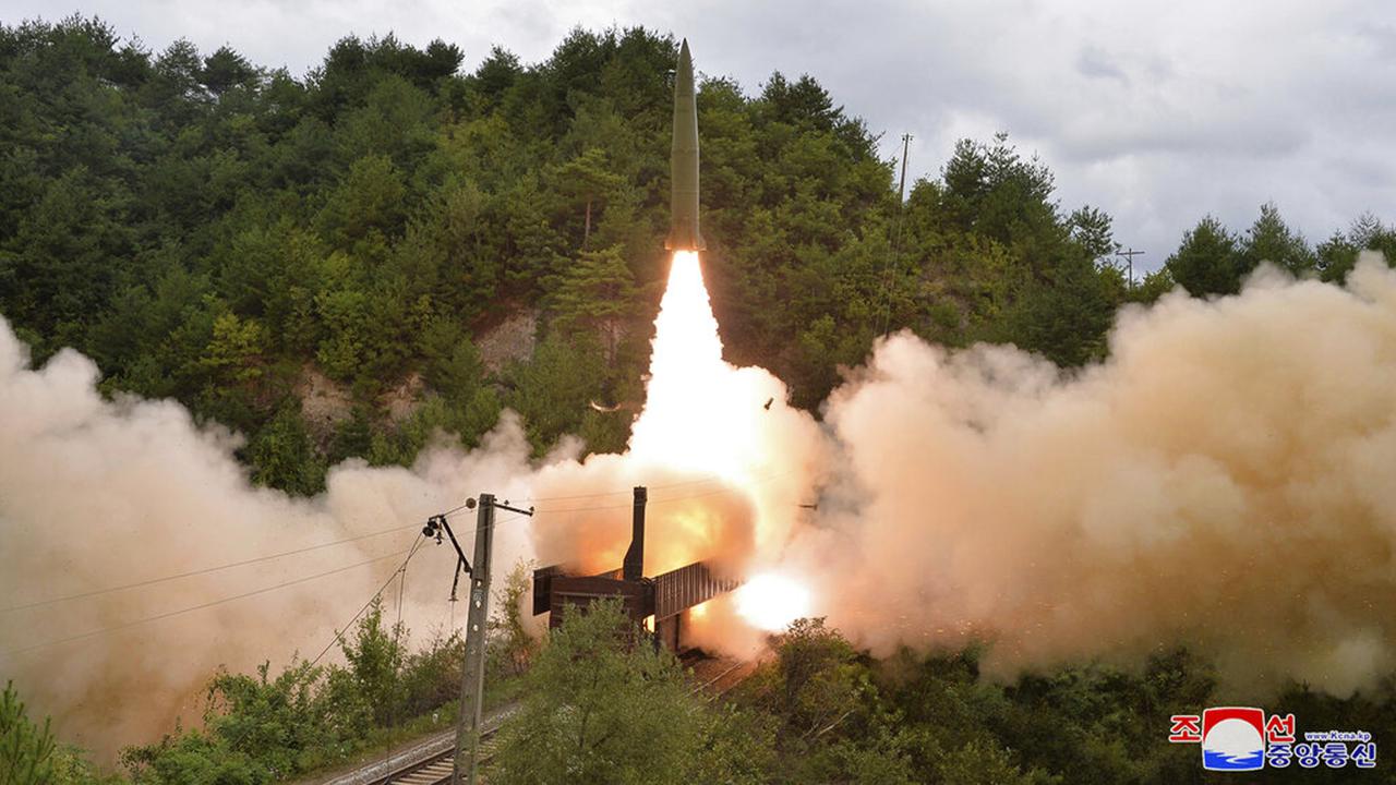 FOTO: Korea Utara Berhasil Luncurkan Rudal Balistik dari Kereta Api