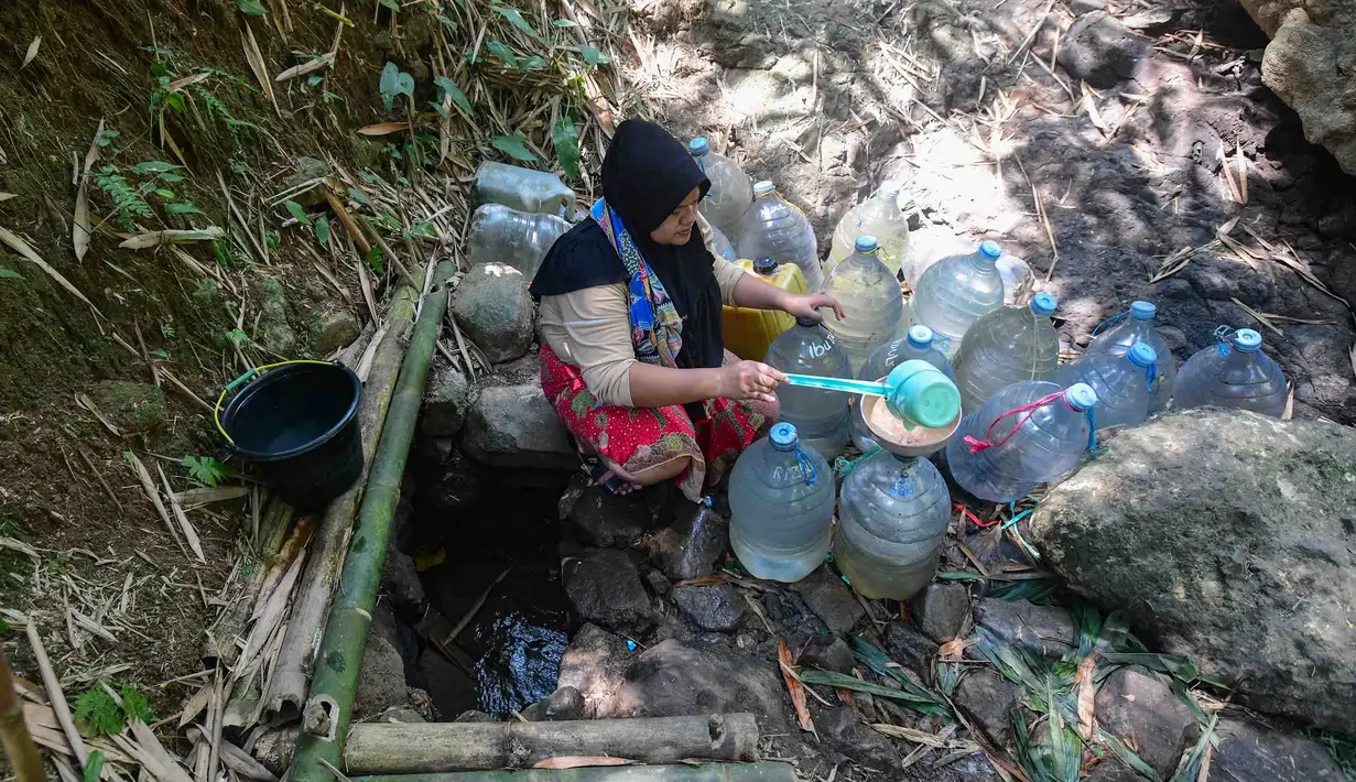 Warga  mengambil air untuk minum dan kebutuhan mck rumah  di sumber mata air Sumur Bendung, Gunung Batur, Kota Cilegon, Banten, Minggu, (15/7/2026). (KLY/Arie Basuki)