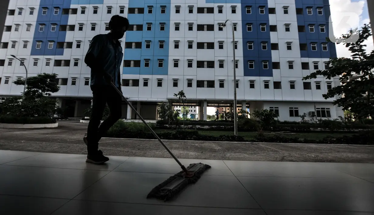 Petugas kebersihan mengepel lantai di Rusun Nagrak, Cilincing, Jakarta Utara, Selasa (15/6/2021). Rencananya, Tower 1-5 Rusun Nagrak akan menjadi tempat isolasi pasien COVID-19. (merdeka.com/Iqbal S. Nugroho)