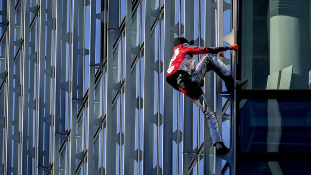 FOTO: Aksi Spiderman Prancis Panjat Gedung Pencakar Langit di Jerman