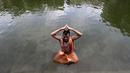 Umat Hindu duduk dalam kolam saat melakukan ritual selama gerhana matahari di Banganga, Mumbai, India, Minggu (21/6/2020). Fenomena gerhana matahari pada 21 Juni 2020 terlihat dari berbagai negara di dunia. (AP Photo/Rajanish Kakade)