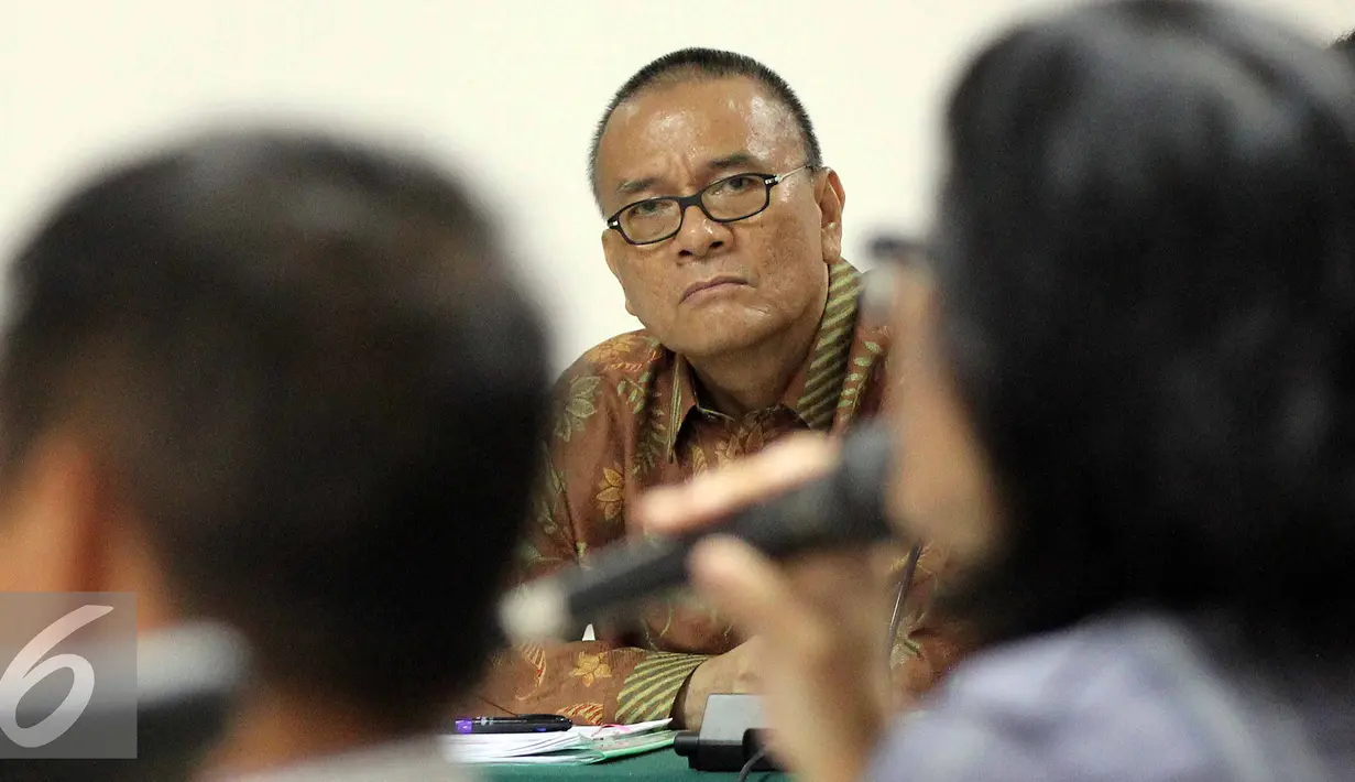 Terdakwa korupsi wisma atlet Jakabaring Rizal Abdullah mendengarkan keterangan saksi di Pengadilan Tipikor, Jakarta, Senin (24/8/2015).  Sidang beragendakan pemeriksaan saksi. (Liputan6.com/Helmi Afandi)