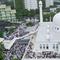 Foto Udara memperlihatkan suasana shalat Idul Adha di Masjid Al-Azhar, Kebayoran Baru, Jakarta Selatan, Minggu (16/6/2024). (Liputan6.com/Herman Zakharia)