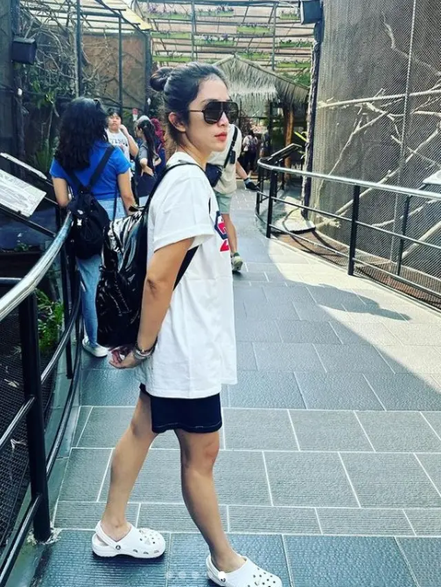 OOTD Ussy Sulistiawaty saat liburan (Instagram/ussypratama)