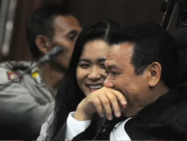 Jessica Kumala Wongso tersenyum dengan Penasehat hukumnya saat sidang lanjutan kasus pembunuhan Wayan Mirna Salihin, Jakarta, Rabu (7/9). Menurut Ahli Patologi Forensik RSCM, sianida ada di lambung setiap orang. (Liputan6.com/Helmi Afandi) 