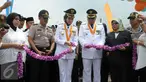Wali Kota Tangerang Selatan terpilih Airin Rachmi Diany didampingi Wakil Wali Kota Benyamin Davnie menggunting pita peresmian Jembatan Ciater Kota Tangsel, Rabu (20/4). (Liputan6.com/Helmi Afandi)