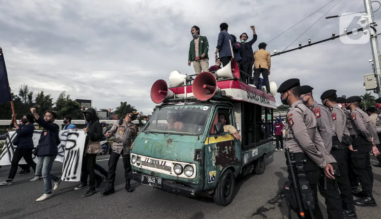 Mahasiswa Pecinta Alam saat melakukan aksi bersepeda dan menggelar tenda di depan Gedung MPR/DPR/DPD, Jakarta, Rabu (15/7/2020). Dalam aksinya mereka menuntut penghapusan RUU Cipta Kerja atau Omnibus Law. (Liputan6.com/Johan Tallo)