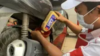 AHM Oil varian SPX yang dipasarkan PT Astra Honda Motor (AHM) mendapat penyegaran dalam hal kemasan. Hal ini untuk menjamin keaslian dan terlindungi dari pemalsuan. (AHM)