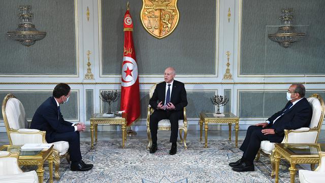 Presiden Tunisia Kais Saied berbincang dengan tamu dari Prancis.