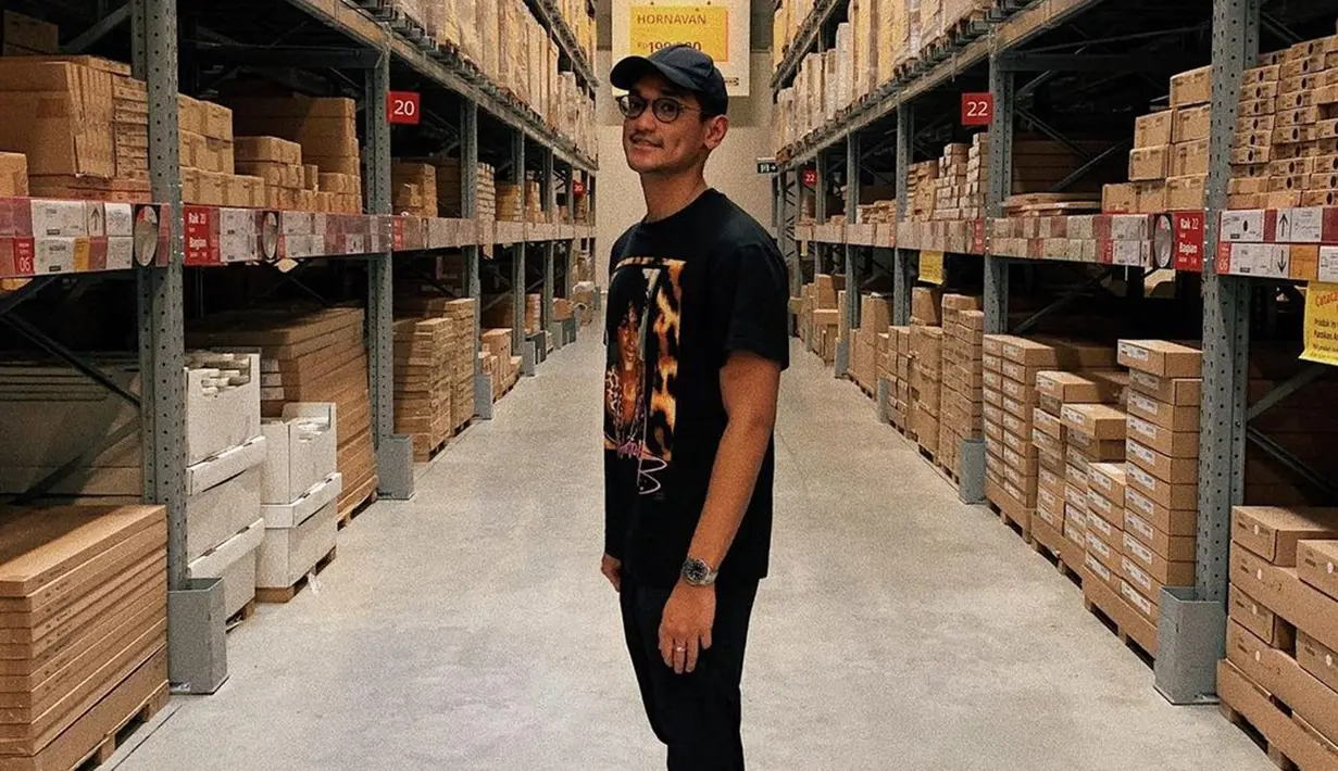 Penampilan simpel Afgan satu ini pun tetap membuatnya terlihat menawan. Menggunakan busana serba hitam termasuk topi, gaya santai pelantun Terima Kasih Cinta ini juga bisa dijadikan inspirasi. (Liputan6.com/IG/@afgansyah.reza)