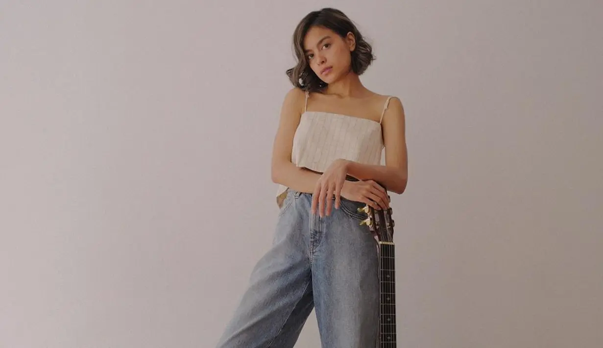 Punya paras cantik, tak heran jika putri sulung Sophia Latjuba ini diidolakan banyak orang. Selain itu, ia juga pandai memadukan busana di kesehariannya. Seperti kali ini, Eva Celia memilih mengenakan tanktop yang dipadukan dengan high waist jeans. (Liputan6.com/IG/@evacelia)
