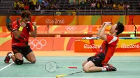 Tontowi Ahmad dan Liliyana Natsir, berselebrasi usai mengalahkan pemain Tiongkok dalam semifinal bulu tangkis Olimpiade Rio 2016, Brasil, Senin (15/8). Kemenangan ini mengantarkan Tontowi-liliyana ke babak final. (REUTERS/Jeremy Lee)