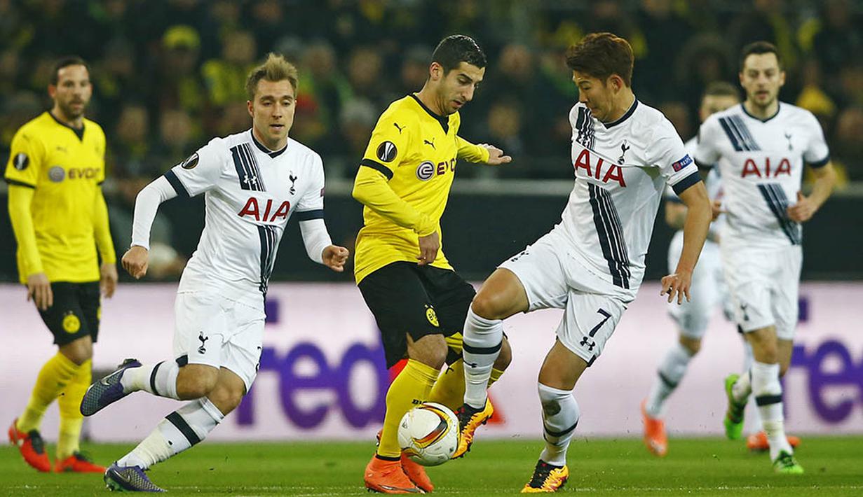 Gelandang Tottenham, Son Heung Min berebut bola dengan gelandang Dortmund, Henrikh Mkhitaryan. Tottenham hanya memiliki kesempatan dua kali upaya percobaan tendangan yang mengarah ke gawang. (Reuters/Wolfgang Rattay)