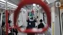 Petugas membersihkan handgrip di dalam gerbong LRT di Stasiun Velodrome, Rawamangun, Jakarta, Selasa (3/3/2020). LRT Jakarta melakukan upaya pencegahan penyebaran virus corona (Covid-19) dengan cara seperti membersihkan pegangan kereta (handgrip). (merdeka.com/Iqbal S. Nugroho)