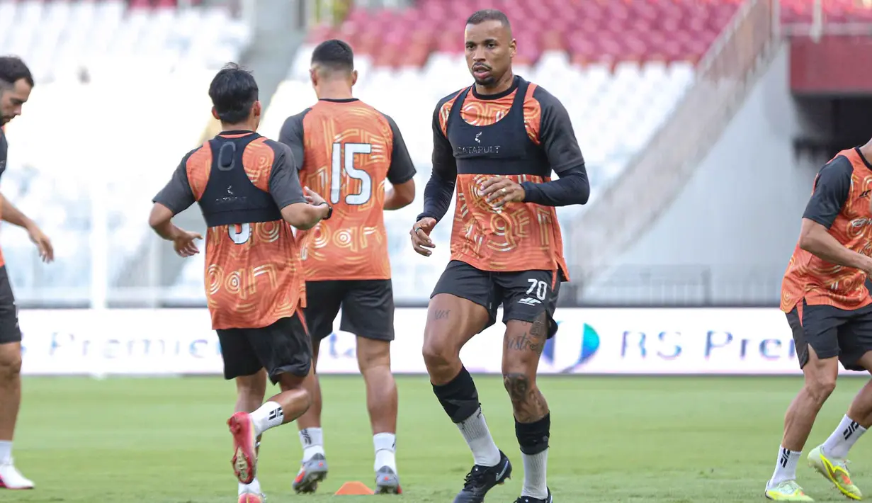 Sebagai informasi, Macan Kemayoran saat ini berada di peringkat ketiga dengan 59 poin, terpaut tujuh poin dari Persib Bandung dan Borneo FC. Tampak dalam foto, pemain persija Jakarta saat latihan resmi jelang laga melawan Persis Solo pada pekan ke-30 BRI Super League di Stadion Utama Gelora Bung Karno SUGBK), Jakarta, pada Minggu (26/4/2026). (Bola.com/Abdul Aziz)