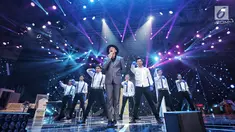 Musisi Anji tampil dalam malam puncak Hut SCTV ke-28 di ICE BSD, Tangerang, Jumat (24/8). Dalam penampilannya mereka membawakan sejumlah lagu diantaranya "Menunggu Kamu". (Liputan6.com/Faizal Fanani)