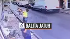 Rekaman CCTV menunjukkan balita terjatuh dari lantai 2 sebuah gedung di Istanbul, Turki. Untung saja, seorang pria dengan sigap menangkap balita yang jatuh tersebut.