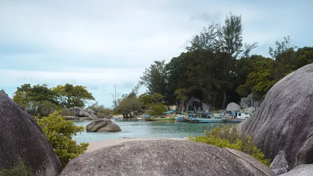 Ilustrasi objek wisata pantai Tanjung Kelayang