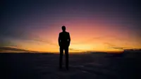 Ilustrasi berdiri teguh, merenung, berpikir. (Photo by Fernand De Canne on Unsplash)