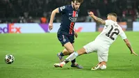 Gelandang PSG, Khvicha Kvaratskhelia, gagal melewati adangan bek Aston Villa, Lucas Digne, pada leg pertama perempat final Liga Champions 2024/2025 di Parc des Princes, Kamis (10/4/2025) dini hari WIB. (Bertrand GUAY / AFP)