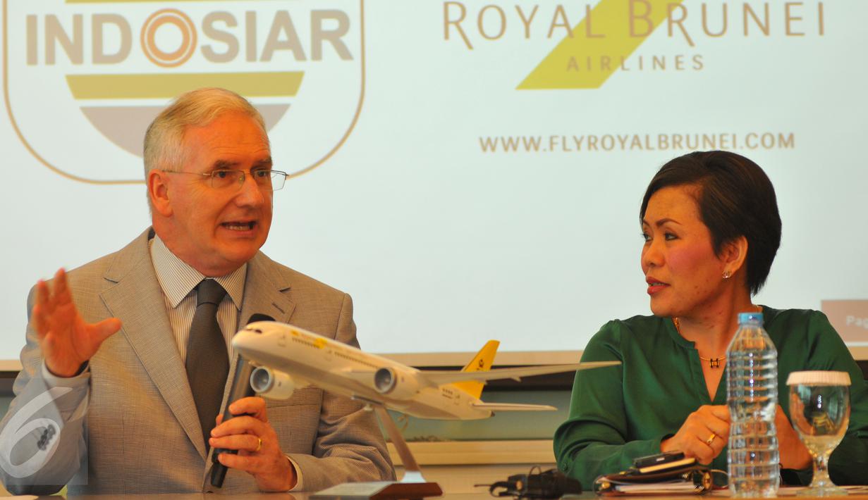 Chairman of Royal Brunei Airlines, Mr. Dermot Mannion (kiri) memberikan keterangan pers terkait kedatangannya ke Indosiar, Jakarta, Senin (16/11/2015). Royal Brunei Airlines akan menjadi sponsor program D'Academy Asia. (Liputan6.com/Faisal R Syam)