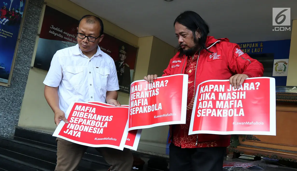 Perwakilan Indonesia Football Community menunjukkan pamflet sebelum audiensi dengan Satgas Anti Mafia Bola di Polda Metro Jaya, Jakarta, Jumat (28/12). Indonesia Football Community mendukung Polri memberantas mafia bola. (Liputan6.com/JohanTallo)