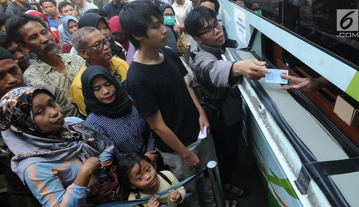 Warga mengantre untuk mengajukan permohonan pencetakan E-KTP di Kantor Disdukcapil Kota Bogor, Jawa Barat (6/6). Antrean panjang  terjadi sejak pagi hari. (Merdeka.com/Arie Basuki)