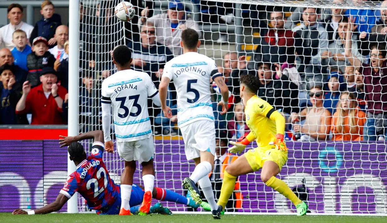 Pemain Crystal Palace Odsonne Edouard (kiri) mencetak gol ke gawang Chelsea pada pertandingan sepak bola Liga Inggris di Stadion Selhurst Park, London, Inggris, 1 Oktober 2022. Chelsea menang 2-1.(AP Photo/David Cliff)