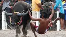 Seorang joki terjatuh saat bersaing pada festival lomba balap kerbau di Chonburi, Bangkok, Thailand  (16/7). Festival tahunan itu diikuti puluhan petani di Chonburi untuk merayakan panen padi. (AP Photo/Sakchai Lalit)